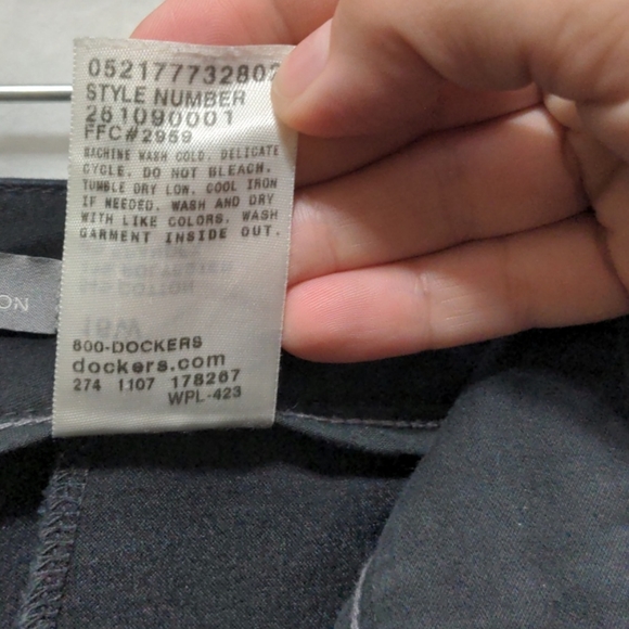 Women's 16w Dockers collection black short pants - Picture 3 of 4